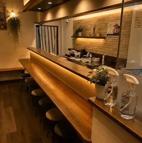 【お一人様でも気軽に楽しめる♪】当店には、カウンター7席をご用意しております。1名様からのご利用やデートなどにも大変おすすめのお席です。木の温もりを感じられる空間でゆったりとした時間をお過ごしいただけます。目の前で調理される料理の香りを楽しみながら自慢の美味しいイタリアンを存分にご堪能ください。