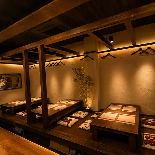 【ご家族連れの方におすすめ◎】当店では座敷2名~6名×3席をご用意しております。小さなお子様連れのお客様も安心してご利用いただけます。お席にはクッションを完備しており、ゆったりとお寛ぎいただけます。当店人気のピザやパスタを囲んで楽しい団欒の時間をお過ごしください。飲み会など幅広いシーンに最適空間です。
