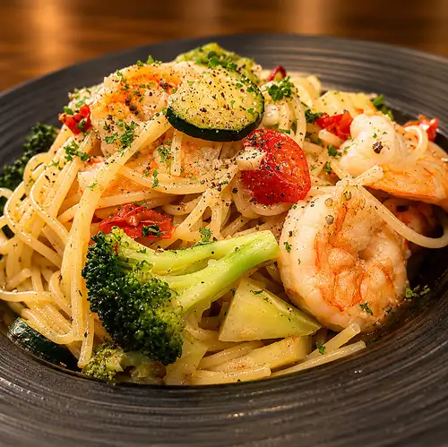 具沢山で大満足♪海老とゆずこしょうのパスタをどうぞ◎