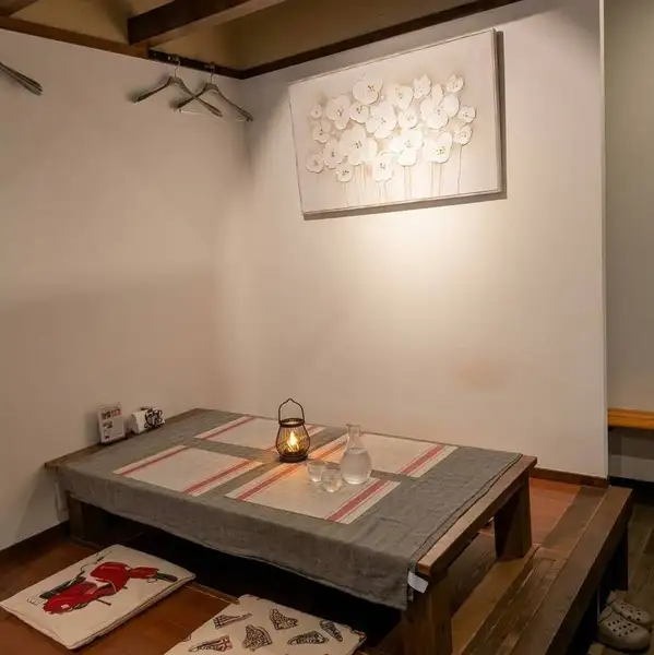店内にはゆったりと足を伸ばしてくつろげるお座敷席をご用意しております。木の温もりが感じられる落ち着いた和の空間は、少人数でのお食事やご友人との飲み会など様々なシーンにぴったりです。周囲を気にすることなくリラックスしながら、当店自慢の美味しいイタリアンと種類豊富なお酒を心ゆくまでお楽しみいただけます。
