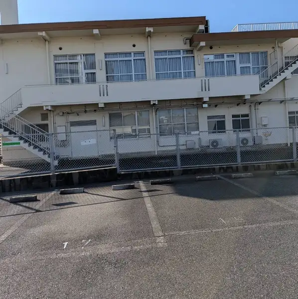店舗には専用の駐車場を設けておりますのでお車でお越しのお客様もスムーズにご来店いただけます。店内には手書きの黒板がありペロリのおすすめメニューが一目でわかるアットホームな雰囲気が魅力です。ご友人とのお集まりやデートなど様々なシーンで美味しい洋食を味わいながら特別なひと時をお過ごしいただけます。