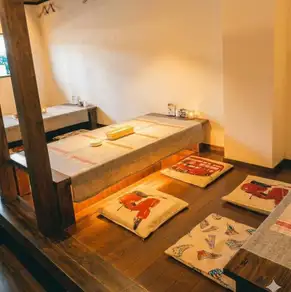 【放鬆身心♪】我們提供舒適的下沉式座椅,您可以伸展雙腿,放鬆身心。即使是長時間的宴會或女孩們的夜晚外出,你的雙腳也不會輕易感到疲勞,讓你能夠放鬆身心,盡情享受。在充滿日式風情的寧靜空間裡,盡情享用我們精緻的菜餚和美味的飲料。它非常適合家庭聚餐或朋友聚會。