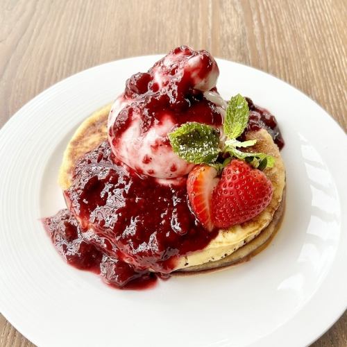 There are also plenty of sweets such as cute pancakes♪
