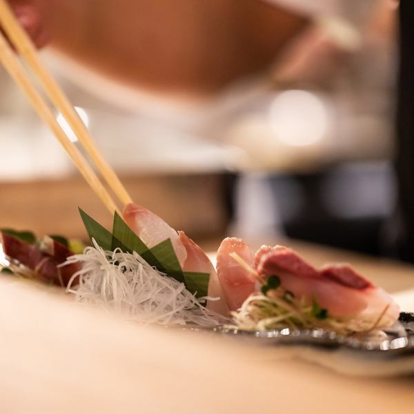 [The most delicious seasonal fish available now as sashimi!] Assortment of 4 fresh fish sashimi from the port