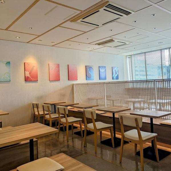 当店はインテリアやデザインにこだわり、オリジナリティと遊びごころあふれる空間が広がっています。店内は畳を使用した優しいインテリアで統一され、落ち着いてドリンクやお食事がお楽しみ頂けます。抹茶が香り立つ空間で、ゆったりとした時間を過ごしてみませんか？