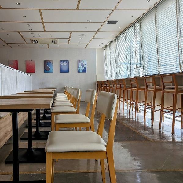 華やかな店内と共に、色鮮やかなドリンクやメニューがお目見え♪心を落ち着かせる店内で、豊かな香りと味わいが広がります◎テーブル席とカウンター席をご用意しておりますのでシーンに合わせてご利用ください！お客様に特別なお時間を提供いたします♪