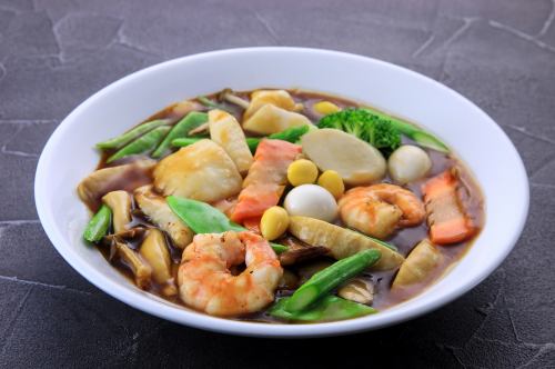 エビとイカと豚肉入りの季節野菜炒め