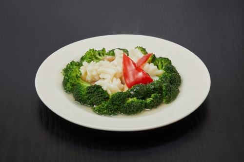 モンコイカとブロッコリーの塩味炒め