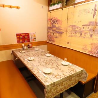 【半個室】個室席だけではなく、本格中華を愉しめる円卓席タイプもご用意があります。店内は広々とした空間でゆったりとおくつろぎいただけます。少人数から82名様の団体、貸切でのご案内も可能です。会社の宴会、ご家族でのお食事にも最適です♪