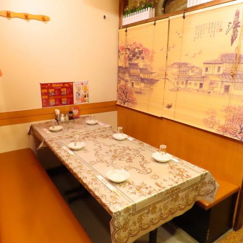 【半個室】個室席だけではなく、本格中華を愉しめる円卓席タイプもご用意があります。店内は広々とした空間でゆったりとおくつろぎいただけます。少人数から82名様の団体、貸切でのご案内も可能です。会社の宴会、ご家族でのお食事にも最適です♪