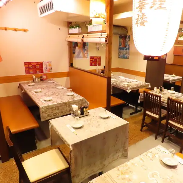 慶華楼は、駅近でアクセス抜群！明るく落ち着いた店内は、仲間とワイワイ楽しむ宴会や飲み会にぴったり。広々としたテーブル席で、食べ放題＆飲み放題プランをリーズナブルにご用意しています。会社の歓送迎会や同僚との集まり、友人との飲み会にも最適で、貸切は82名様まで可能なので大人数のパーティにも対応◎