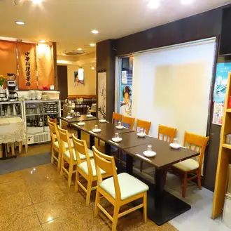 【最大82名様】赤坂・赤坂見附駅から徒歩圏内の好立地！本格中華を愉しめる居酒屋で、カジュアルに楽しむならここ。少人数での利用はもちろん、大人数の82名様までの宴会や貸切も対応可能。仕事帰りに立ち寄れる駅近の便利さと、心地よい空間でお食事をお愉しみ下さい。