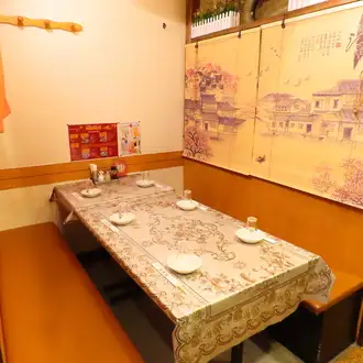 【半個室】個室席だけではなく、本格中華を愉しめる円卓席タイプもご用意があります。店内は広々とした空間でゆったりとおくつろぎいただけます。少人数から82名様の団体、貸切でのご案内も可能です。会社の宴会、ご家族でのお食事にも最適です♪