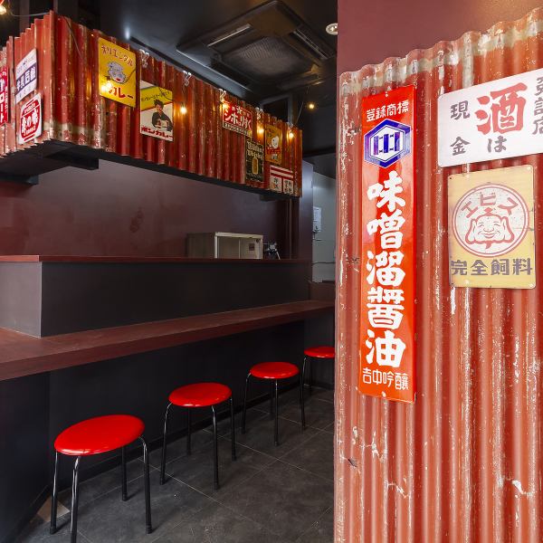 【おひとり様でも気軽に使えるカウンター席完備の1階】1階はカウンター席のみのご用意。お仕事終わりや昼飲み、サクッと晩酌におひとり様～気兼ねなくご利用いただけるお席です。生ビール290円、サワー・酎ハイ・ハイボールは190円～とリーズナブルにご満足いただけます！