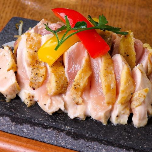 Enjoy the Kuro Satsuma Chicken, a brand of chicken that Ibusuki, Kagoshima Prefecture, is proud of. The lava-grilled Kuro Satsuma Chicken is a must-try dish that we are proud of!