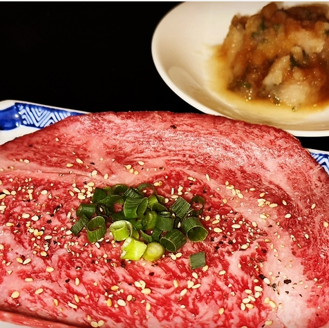 肉の贅沢さが詰まったユッケ風ローストビーフが当店一押し。