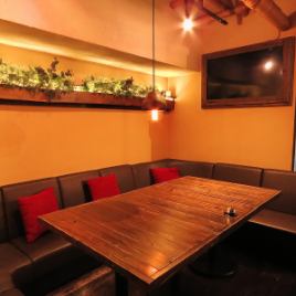 There are 2 seats in the table seat, and this table can be used for a maximum of 8 people.It is an ideal seating for parties and girls' associations, gongs.For popular seats, we will wait for your early reservation.