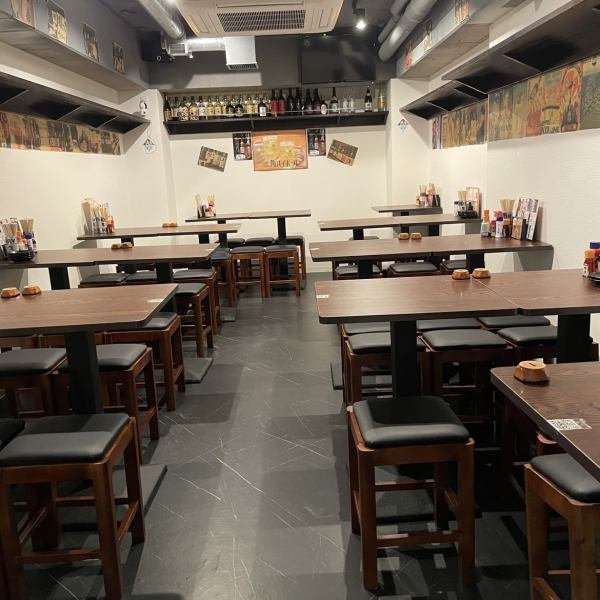 【貸切での宴会も可能です！】店内は明るく清潔感があり、どなたでも入りやすい雰囲気となっております。テーブル席は自由に組み合わせてレイアウトすることが可能なため、小規模な宴会から貸切での大規模な宴会まで柔軟に対応可能となっております。ご友人同士の集まりや職場の宴会など様々なシーンでご利用ください。