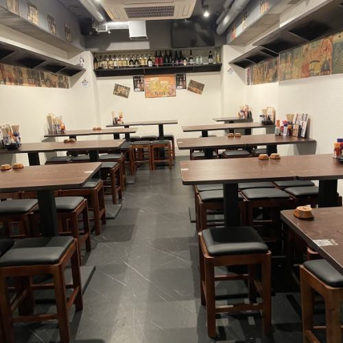 <p>【貸切での宴会も可能です！】店内は明るく清潔感があり、どなたでも入りやすい雰囲気となっております。テーブル席は自由に組み合わせてレイアウトすることが可能なため、小規模な宴会から貸切での大規模な宴会まで柔軟に対応可能となっております。ご友人同士の集まりや職場の宴会など様々なシーンでご利用ください。</p>