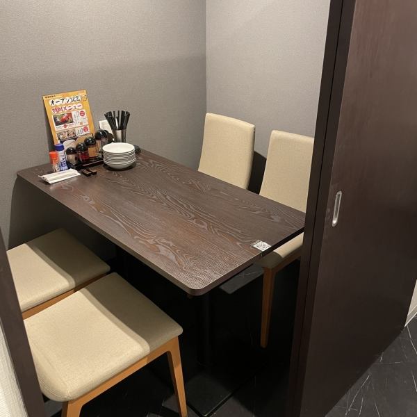 【2名様/4名用様用の個室ございます！】プライベートなご利用にぴったりな扉付きの個室もございます！少人数様のご利用はもちろん、団体様でもご利用いただける個室席をご用意しておりますのでお気軽にご利用ください◎