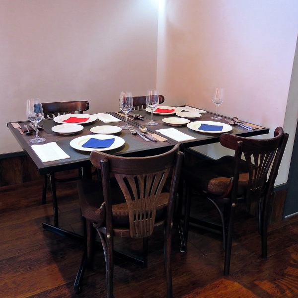 We have four tables that are perfect for entertaining friends and important ones.We offer casual French for everyday use, but create an atmosphere that can be used on special occasions.