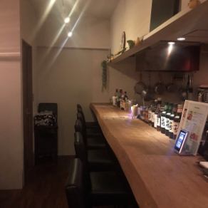 バーカウンターに併設のお席です！目の前でお好きなカクテルおつくり致します♪カップルからおひとり様までゆったりと過ごせるお席です！会社帰りに一杯いかがですか？お気軽にお立ち寄りください♪【デート/一人飲み/さし飲み】