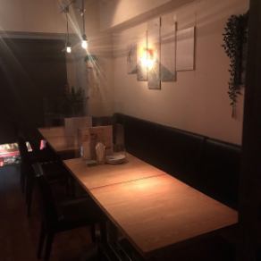 ゆっくり飲み会や女子会、合コンにも♪居心地抜群！！2名×1席のテーブルもあります！ご予約人数に合わせてお席おつくりします。もちろん貸切もOK！！お客様のシチュエーションに合わせたお席をご用意しております。【女子会/宴会/合コン/パーティー/二次会】