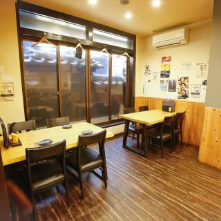 【テーブル6名席×8卓】レイアウト変更で48名様まで対応できるテーブル席です。明るい照明の下で楽しいひとときをお過ごしください。