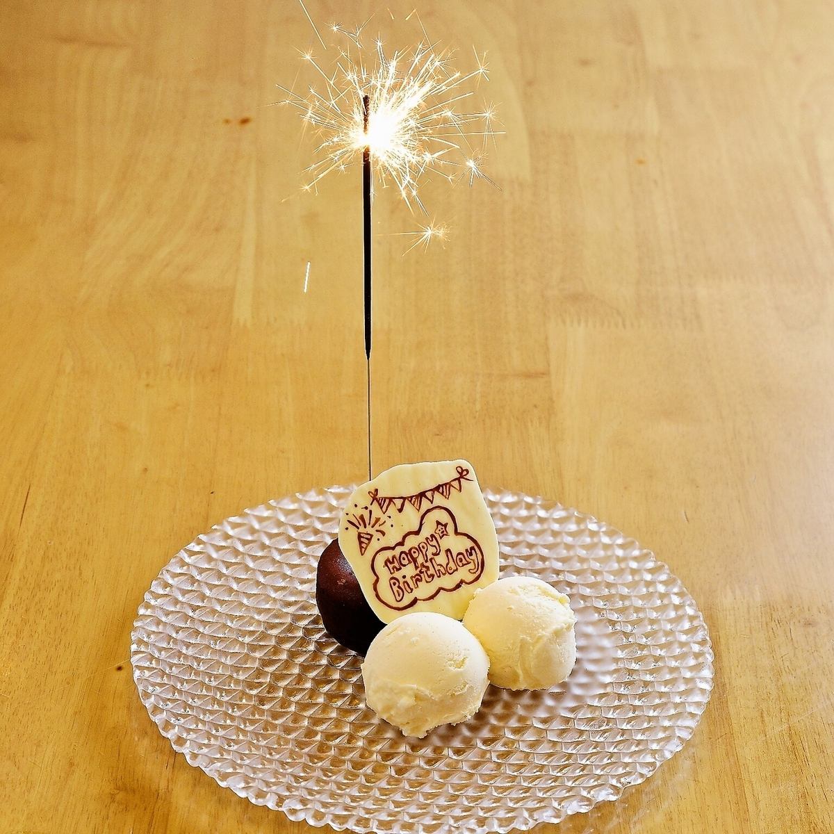 惊喜菜品等你来拿!所有座位均可吸烟。是派对后聚会的理想之选。