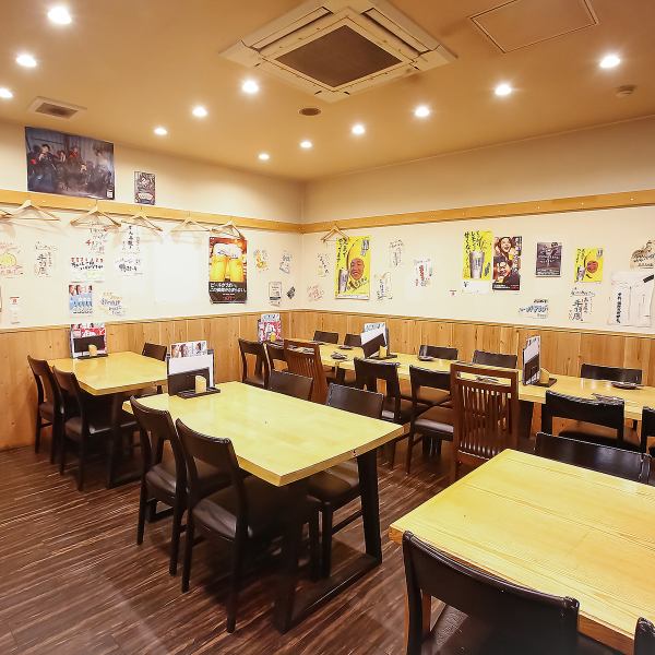 允許吸煙！ [整層樓最多可容納42人。整個餐廳最多可容納74人。 ]寬敞的餐桌最多可容納36人。場地佈置靈活，非常適合舉辦大型宴會！寬敞的走道也方便帶孩子的家庭。 ◎ 場地無障礙設計，輪椅使用者可安心使用。 ◎