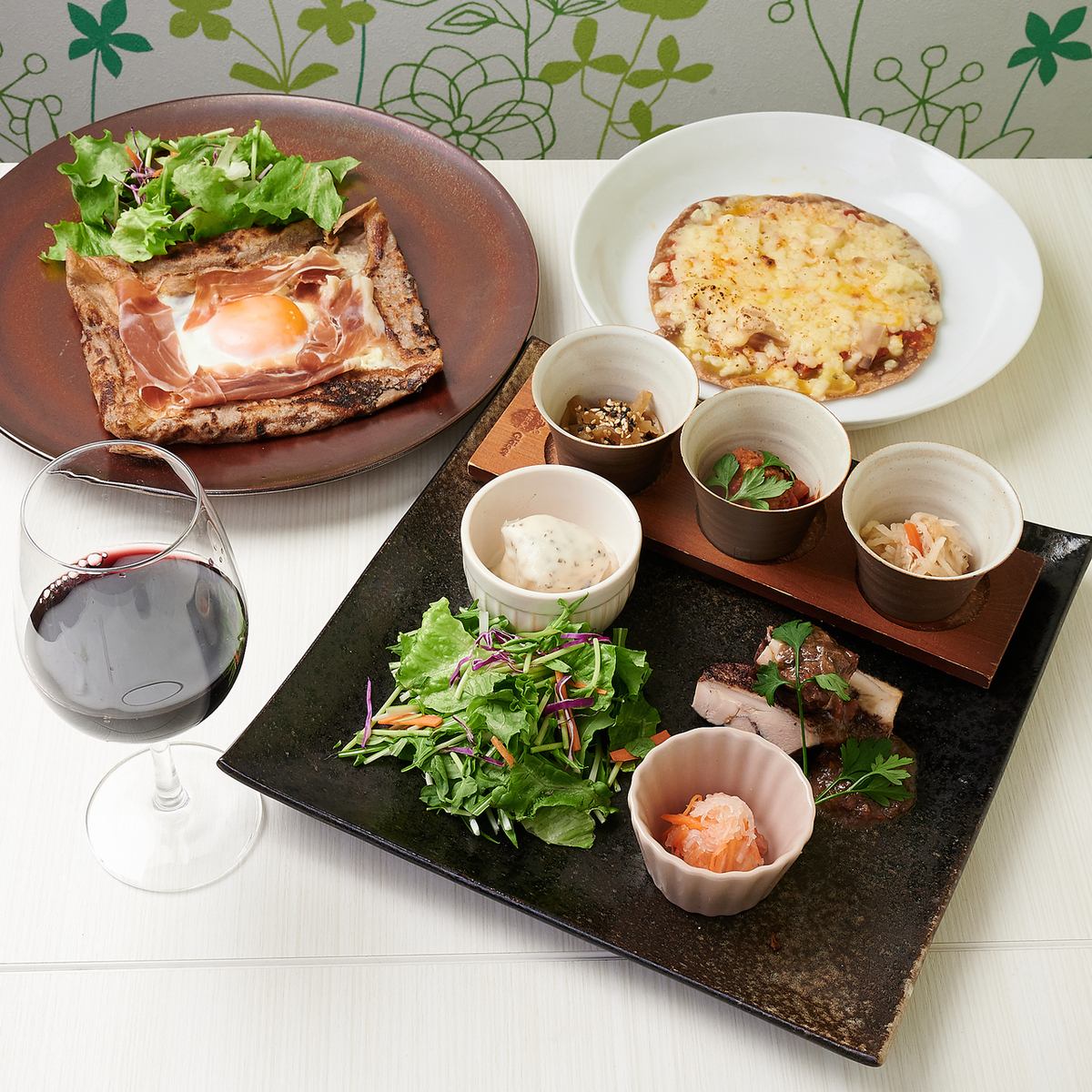 昼と夜でお店の特徴が違うため昼からでもお得にお酒を楽しめる！
