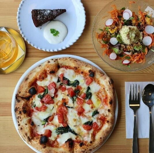 リピート率満点のピッツァなど女性に人気のメニュー揃ってます♪