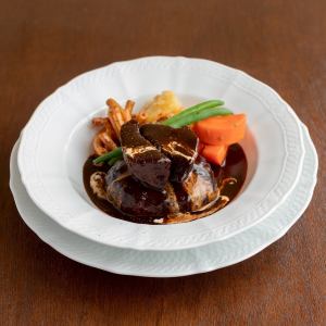 牛タンシチューと煮込みハンバーグ