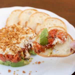 サーモンとアボカドのタルタル~メルバトースト添え~