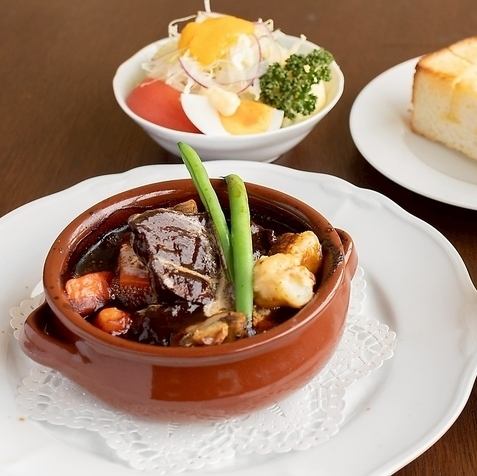 手間を惜しまない、一から手作りの洋食とケーキをお楽しみ下さい