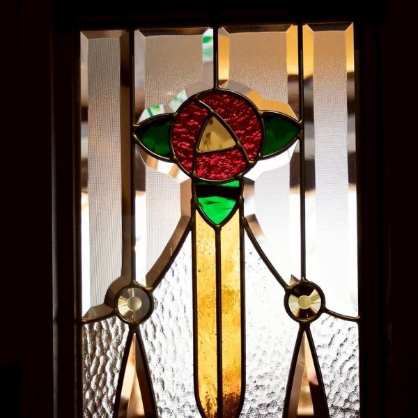 店内の壁には、やさしく光を通すステンドグラスが施されています。