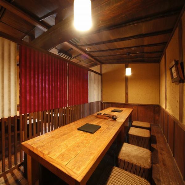 木の温もりを大切にした、温かみを感じられるお席が人気。女子会や飲み会など、さまざまなシーンにぴったりです。10名程度の中規模宴会に最適なスペースをご用意していますので、友人や同僚との楽しいひとときをお過ごしください◎