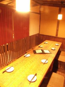当店の半個室の小上がりは、8名様前後のお食事にぴったりな空間です☆落ち着いた雰囲気の中で、友人との楽しいひとときをお過ごしいただけます。プライベート感を大切にしたこのスペースは、周りを気にせずおしゃべりを楽しむには最適です♪美味しい料理と共に、心温まる時間をお楽しみください◎