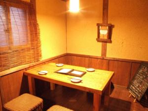 デートや友人とのお食事に最適なテーブル席をご用意しております♪2名から4名前後のお食事にぴったりなサイズ感で、アットホームな雰囲気の中で大切な時間をお過ごしいただけます。おしゃれなインテリアと共に、美味しい料理を楽しむひとときは、特別な思い出として心に残ることでしょう☆