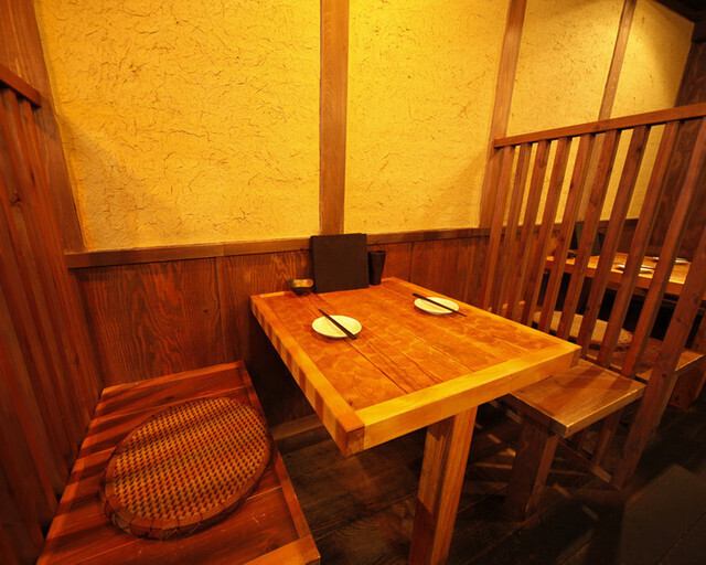 カウンター席や各種テーブル席をご用意。デートや友人とのお食事など少人数にぴったりなスペースです。落ち着いた雰囲気の中で、心ゆくまで会話を楽しんでいただけます。親しい人と特別な時間を共有するのに最適な環境をご提供♪