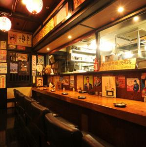 【下班後的最佳選擇! 】結束一天的忙碌工作後,歡迎來這裡放鬆身心,盡情享受美味佳餚和美酒。昭和復古風格的室內裝潢,讓人彷彿回到了過去,充滿懷舊氣息,氛圍十分舒適。請您來這裡放鬆身心,享受一段特別的時光。