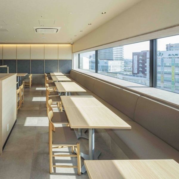 店内は解放感たっぷり！デートや記念日にもぴったりです！眺め抜群の窓際のお席は大切な方とのお食事にぴったりです。熊本駅周辺でお食事処をお探しの際は是非ご利用ください♪
