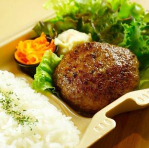 【鲜嫩多汁的肉汁】100%黑毛和牛“黑半”汉堡便当 1000日元(含税)