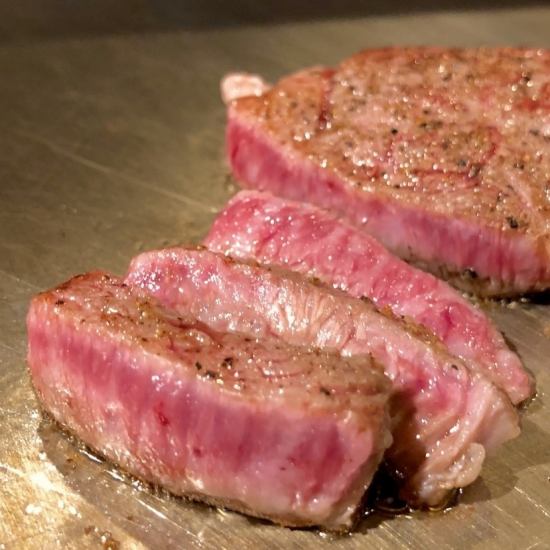 We are proud of our exquisite steak! By grilling Wagyu beef on an iron plate, the deliciousness is tightly confined!