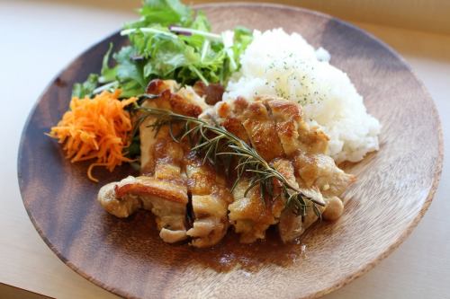 鶏肉のコンフィ 洋ナシとバルサミコソース　パン、サラダビュッフェ・ドリンクバー付