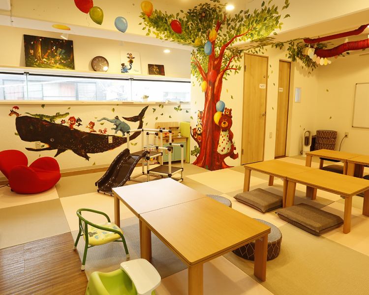 畳メインのくつろげるスペースが人気の理由。定期的に様々なイベントや体験教室が行われ、ママ同士、子供同士が自然に関われる場所に。地域の人からも愛される、コミュニティースペースとしての役割も果たしています。　