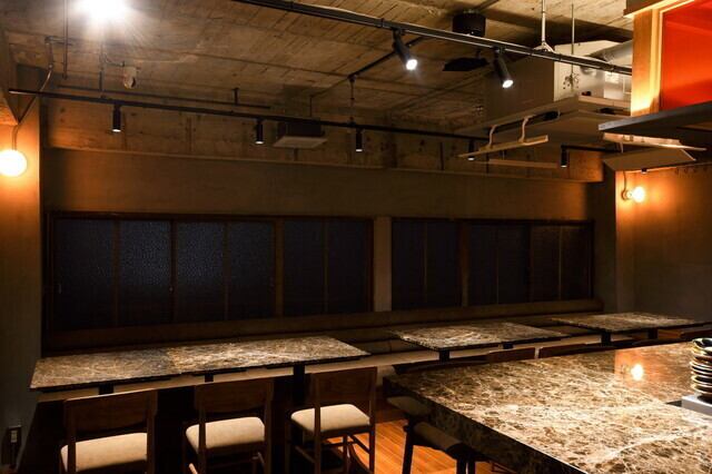 当店のテーブル席は明るく大人な雰囲気でお客様にご好評をいただいております。隣のテーブルとの間隔を広めに設置し広々とお過ごしいただけます。