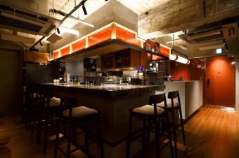 沖縄料理を気軽に楽しめるお店。カウンター席でシェフの技を間近に感じながら味わえるのが魅力。立ち飲みも可能で友人同士や一人でも入りやすい雰囲気。新鮮な素材を使用した本格的な沖縄の味を、いつでも堪能できる特別な場所です。仕事帰りや休日のひとときに、ぜひ訪れてみてください。リラックスした時間を提供します。