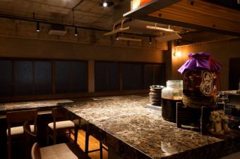 本場の沖縄料理を堪能できるお店で、いつ訪れても新しい発見があります。20人から最大50人までの貸切が可能で、特別なイベントや集まりに最適です。アットホームな雰囲気の中で、心温まる料理を楽しみながら、思い出に残るひと時をお過ごしください。友人や家族と一緒に、沖縄の魅力を存分に味わえる場所です。