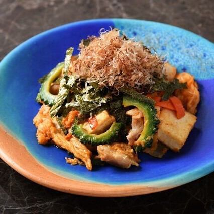 沖縄から直送で仕入れる食材を使用した本格的な料理が多数!